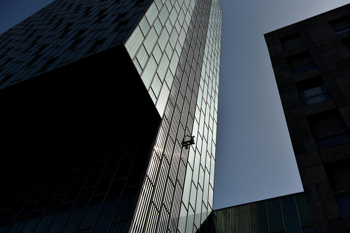 He climbed a skyscraper in Barcelona without a rope and permission