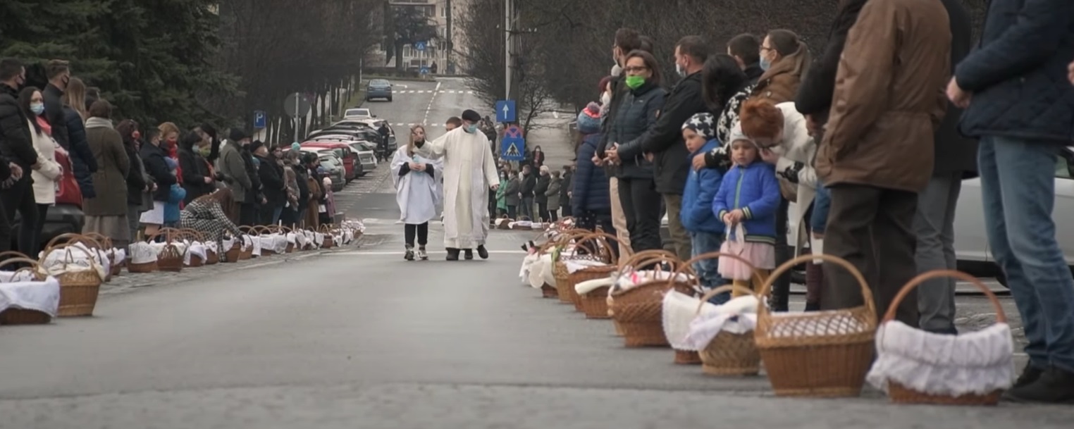 At Miercurea Ciuc, priests consecrated food for miles