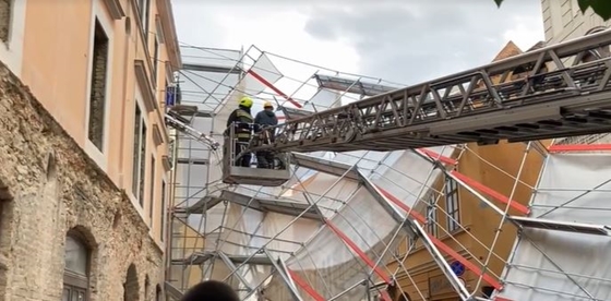 Economy: Winds upset scaffolding for the Golden Ship Inn in Pecs