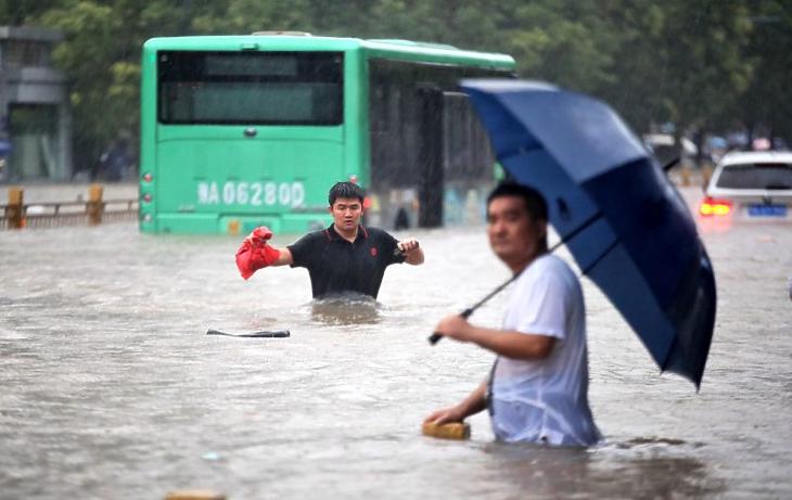 A flood hit Zhengzhou on July 20, 2021. Heavy rain inundated the subway system in the capital of Hunan Province, leaving hundreds of people stranded in trains and tunnels (Photo: MTI/EPA/Vitturichyna/Vitturichyna)