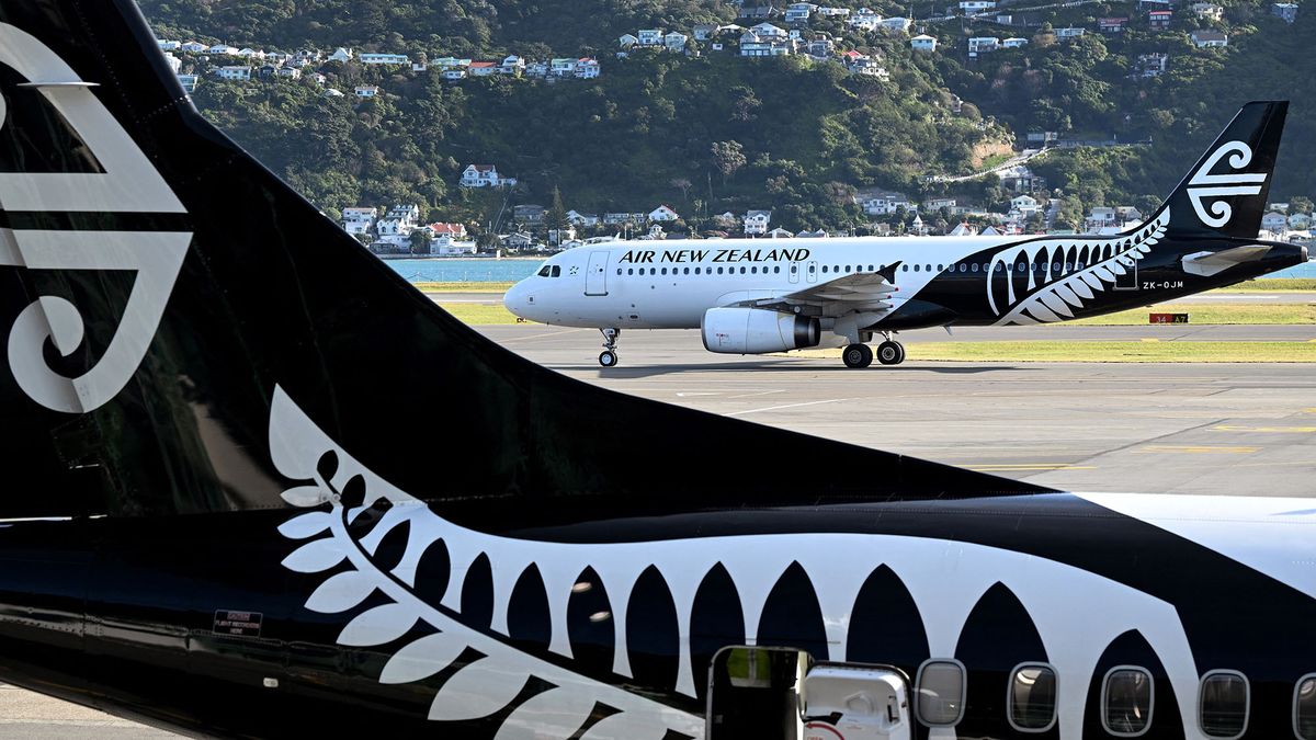 A picture taken on June 27, 2022 shows an Air New Zealand Airbus A320 leaving Wellington Airport.  (Photo by William West/AFP)