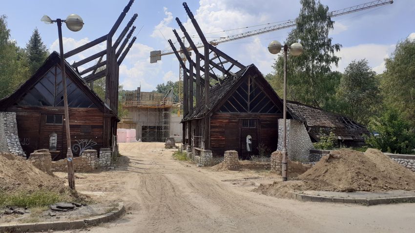 The horde also helps demolish the Bok Gate